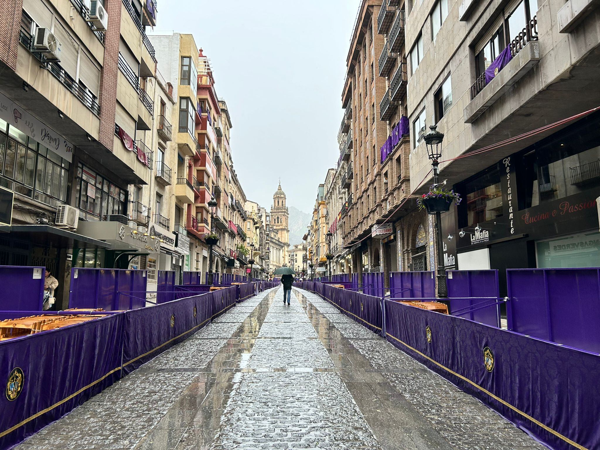 Calles mojadas en la Carrera Oficial de la Semana Santa de Jaén capital