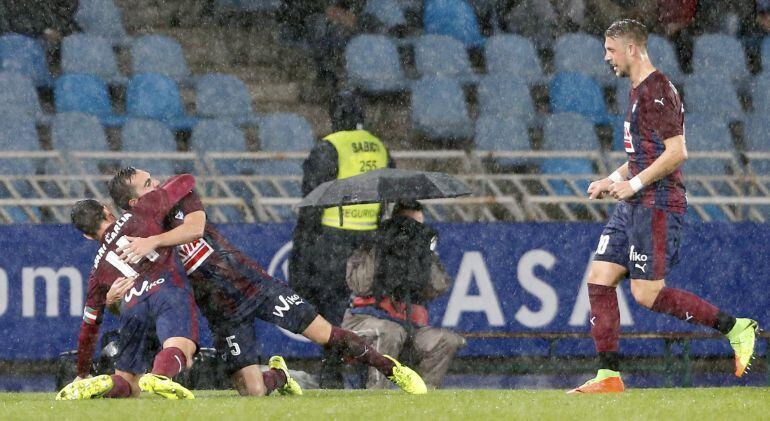 El centrocampista argentino del Eibar, Gonzalo Escalante, celebra, junto a Dani García, su gol.