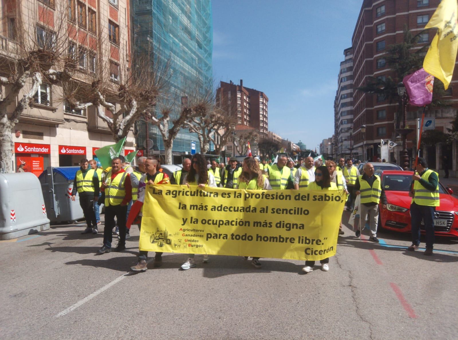 Agricultores y ganaderos burgaleses detrás de una de las pancartas con algunas de sus reivindicaciones. / Foto: Radio Castilla