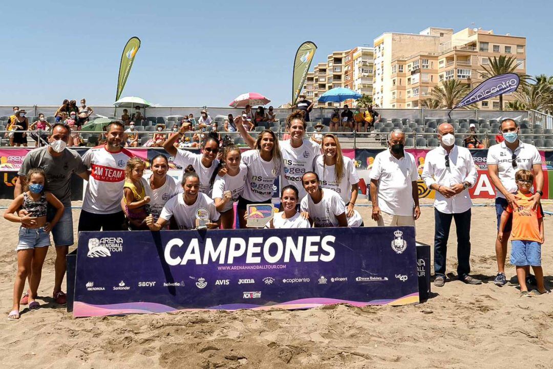 Las campeonas almerienses posan para la historia en el Palmeral.