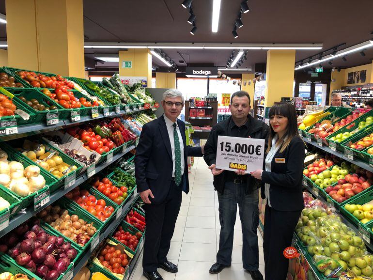 Luis Antonio Crespo ha recibido el premio de manos del delegado de Gadisa en Castilla y León y la gerente del supermercado coyantino