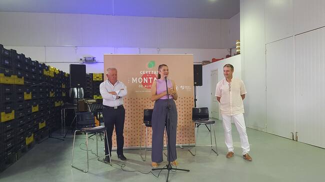 Sebastián Cañadas, Mireia Mollà e Hilario Calabuig, durante sus intervenciones en el acto