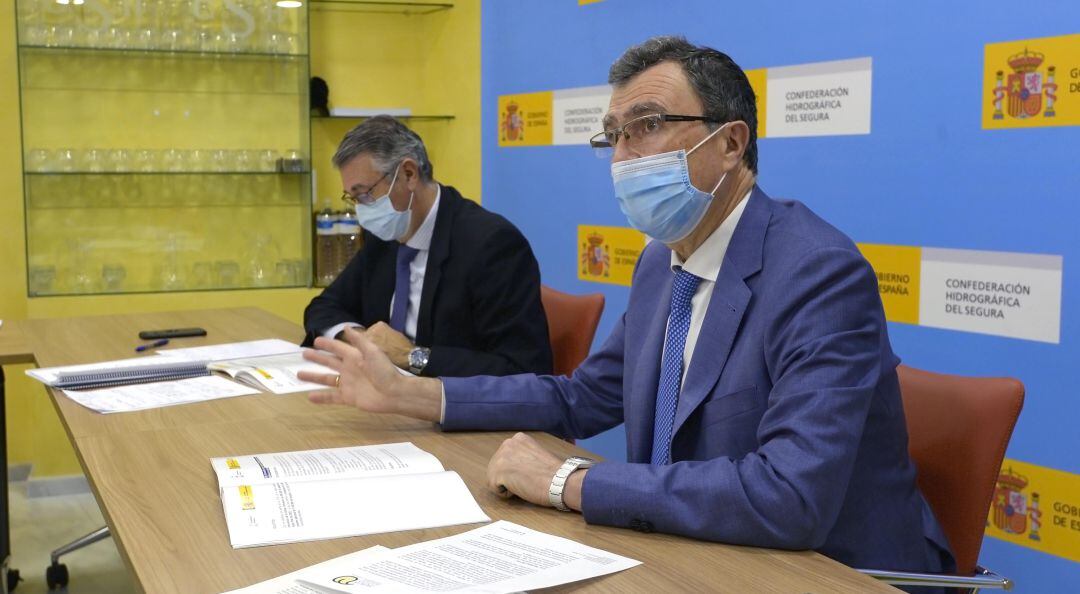 El alcalde de Murcia, José Ballesta, y el presidente de la CHS, Mario Urrea, durante la reunión mantenida esta mañana