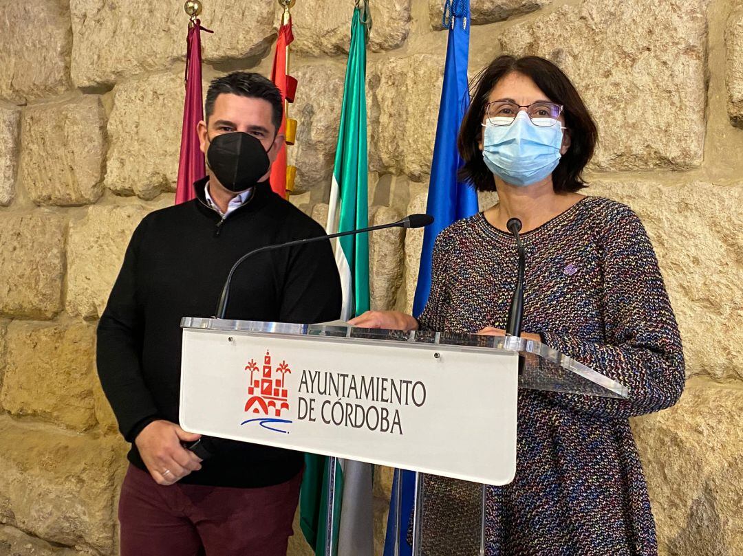 Pedro García y Amparo Pernichi durante una rueda de prensa