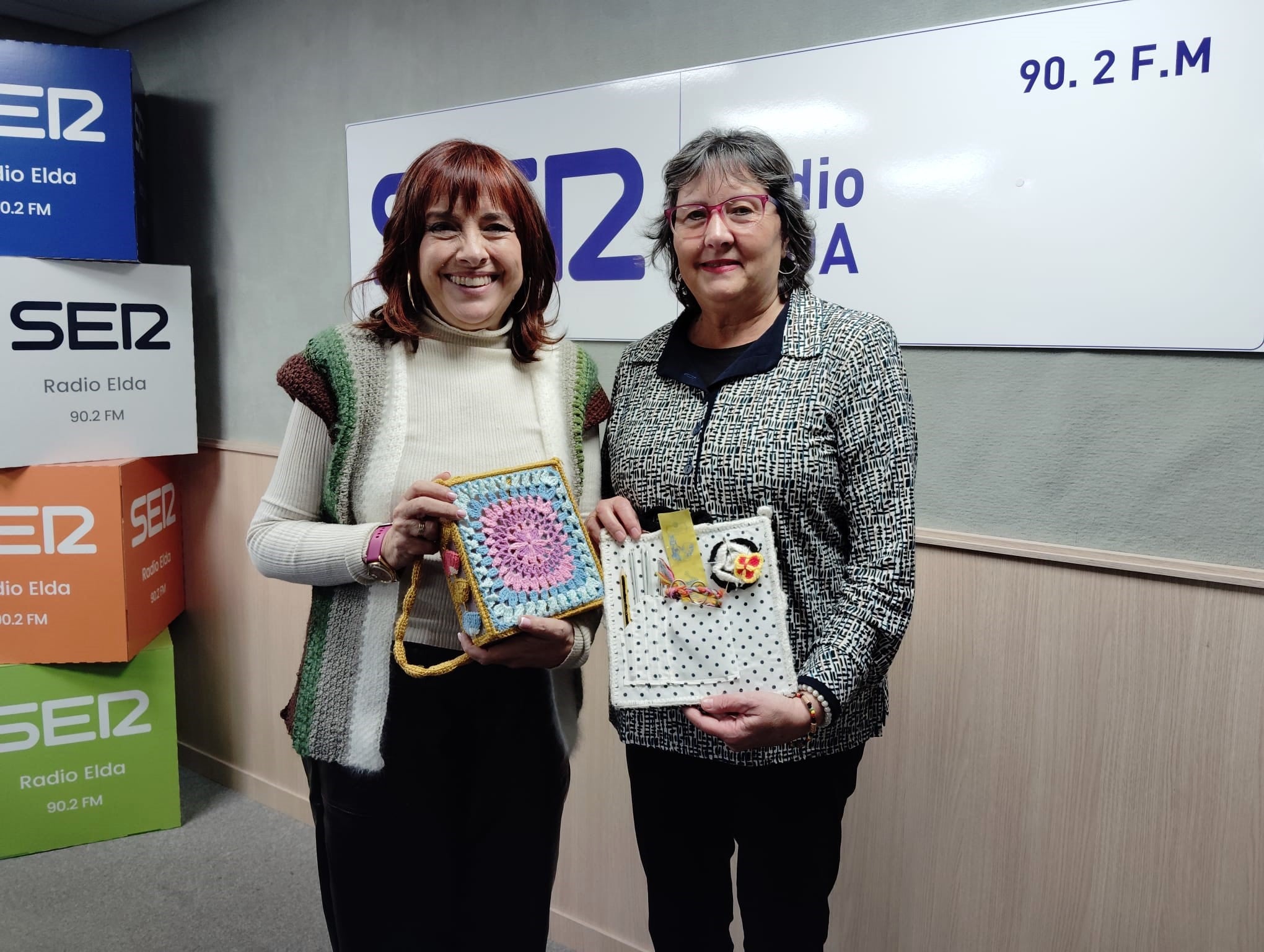 Sara y M.ª Ángeles muestran otras creaciones en ganchillo desde el estudio de Radio Elda SER.