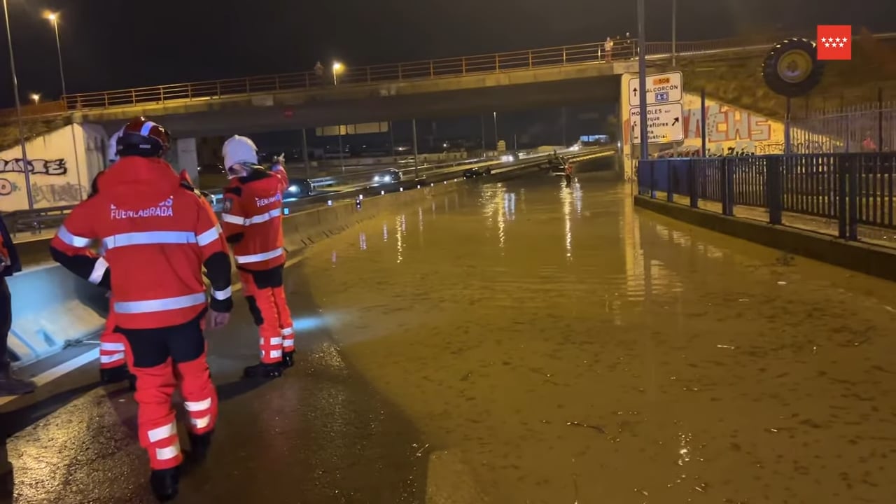 Los Bomberos de Fuenlabrada intervienen asistiendo a más de una decena de vehículos que quedaban atrapados en la balsa en la M-506