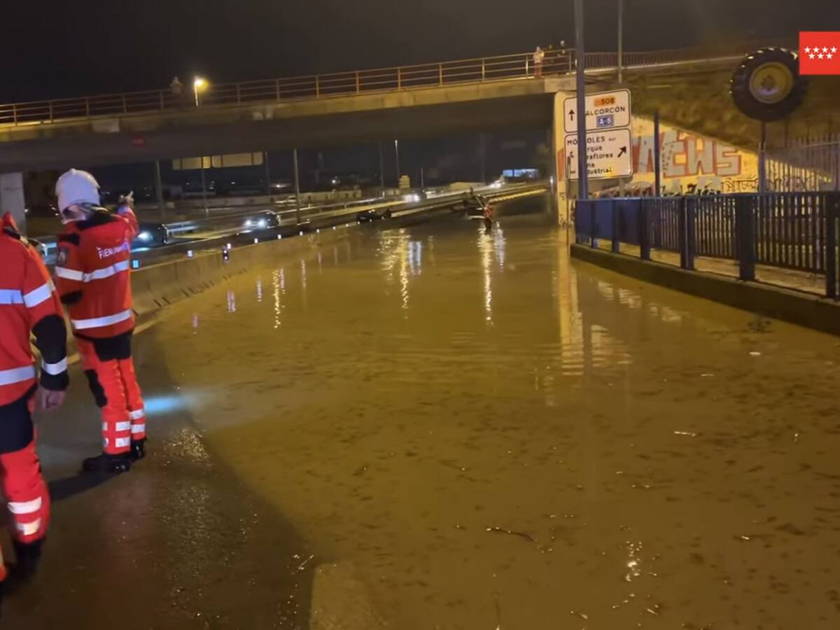Los bomberos de Fuenlabrada rescatan a los ocupantes de diez turismos, entre ellos una mujer de parto, atrapados por una balsa de agua