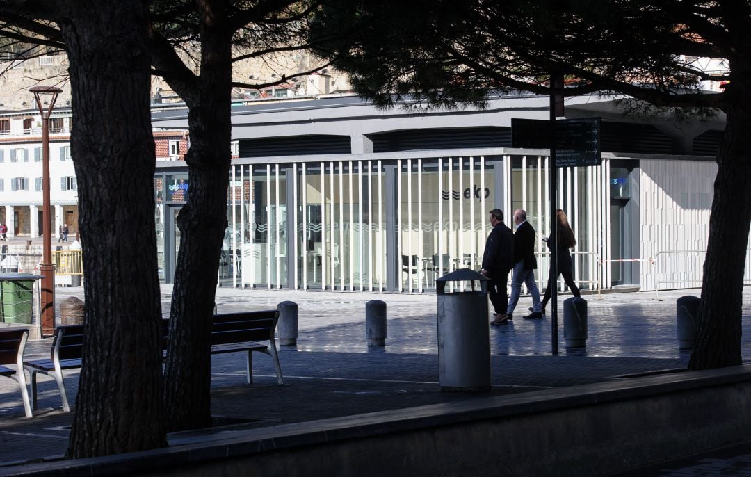 Vista del renovado edificio portaaviones del muelle de San Sebastián.