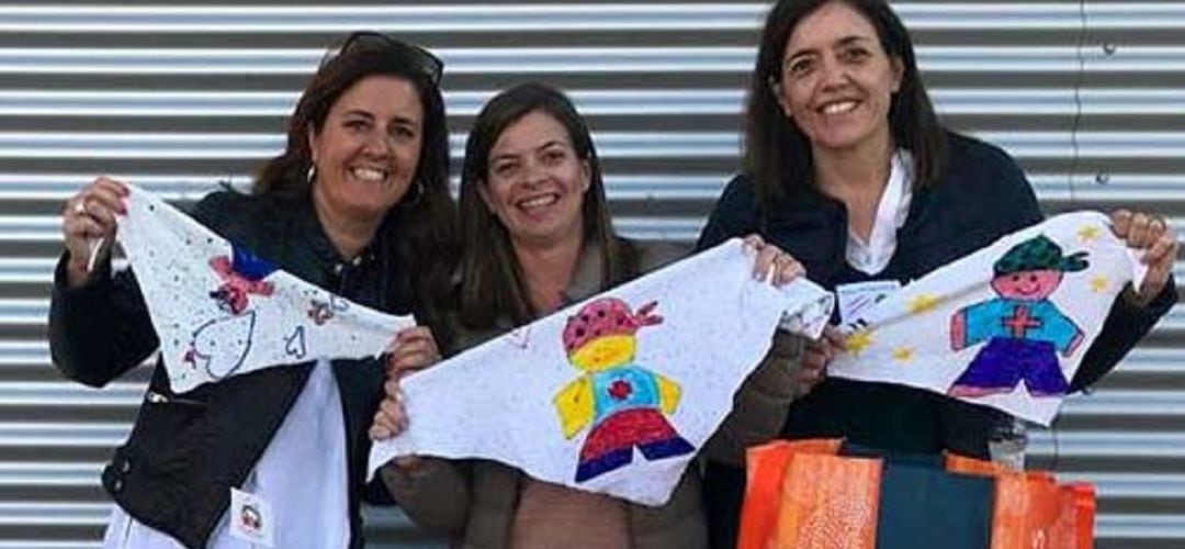 Los participantes van a lucir como dorsales unas pañoletas que ellos mismos han decorado