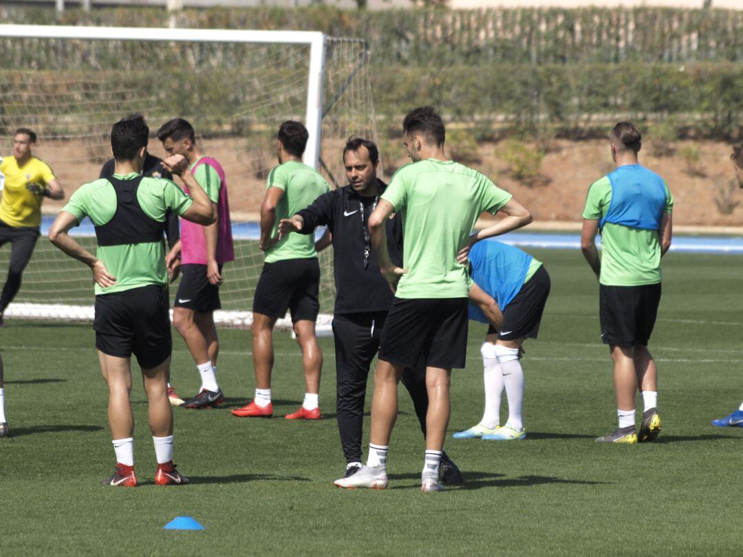 Fran Fernández hablando con sus futbolistas.