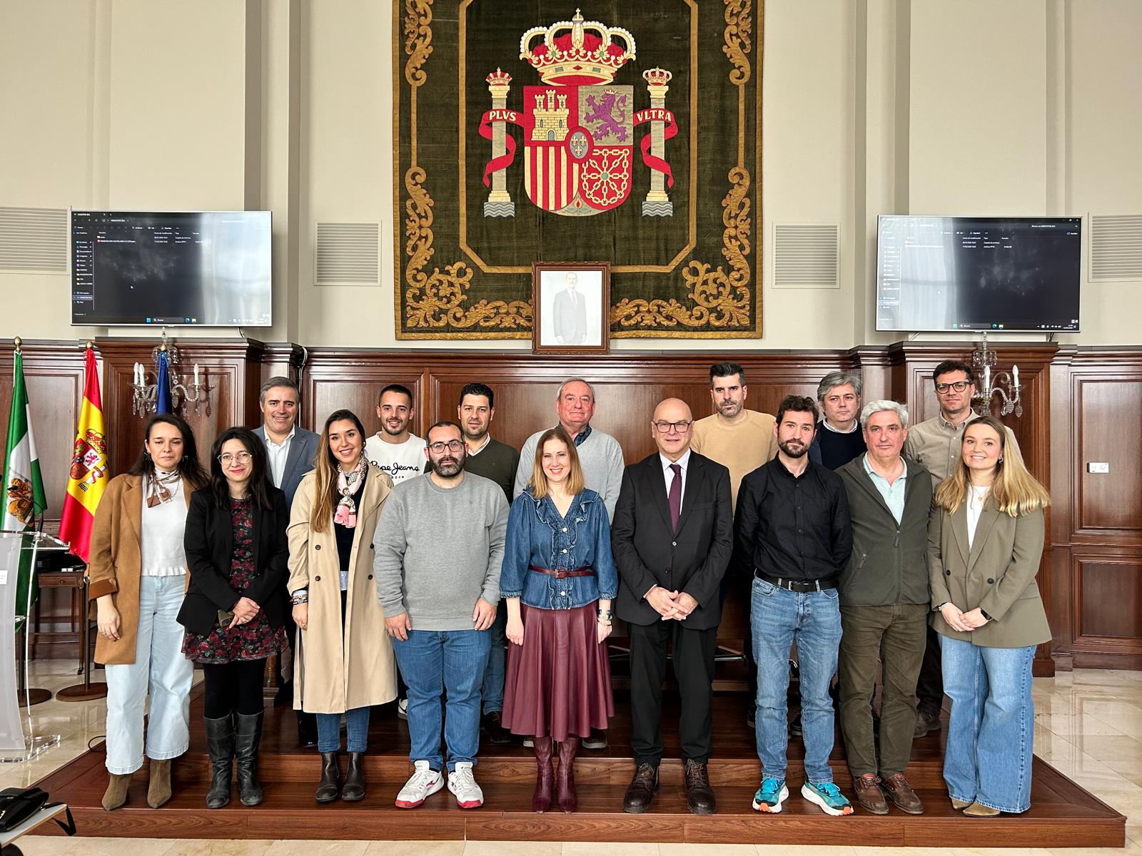 El subdelegado del gobierno en Jaén, Manuel Fernández (sexto por la izqda en la primera fila), acompañado de responsables de organizaciones agrarias y participantes del Programa Cultiva.