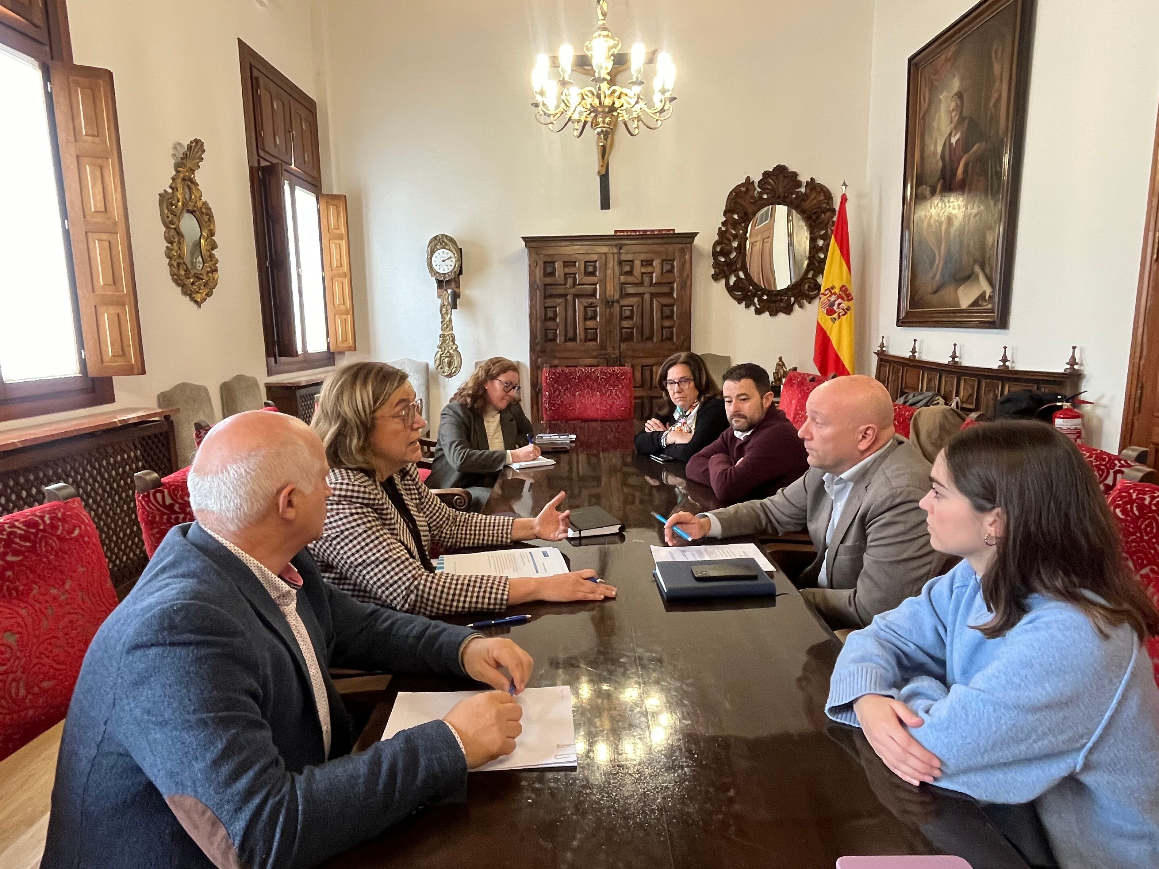 Encuentro en la Diputación de Palencia con representantes de la corporación de Paredes de Nava con el alcalde a la cabeza