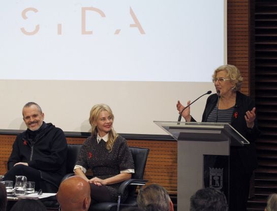 La alcaldesa de Madrid, Manuela Carmena (d), en presencia del cantante Miguel Bosé (i), y la actriz Belén Rueda (c).