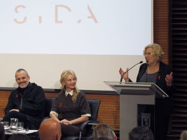 La alcaldesa de Madrid, Manuela Carmena (d), en presencia del cantante Miguel Bosé (i), y la actriz Belén Rueda (c).