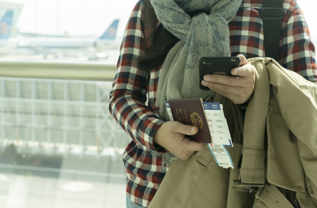 Foto de archivo de una persona que viaja.