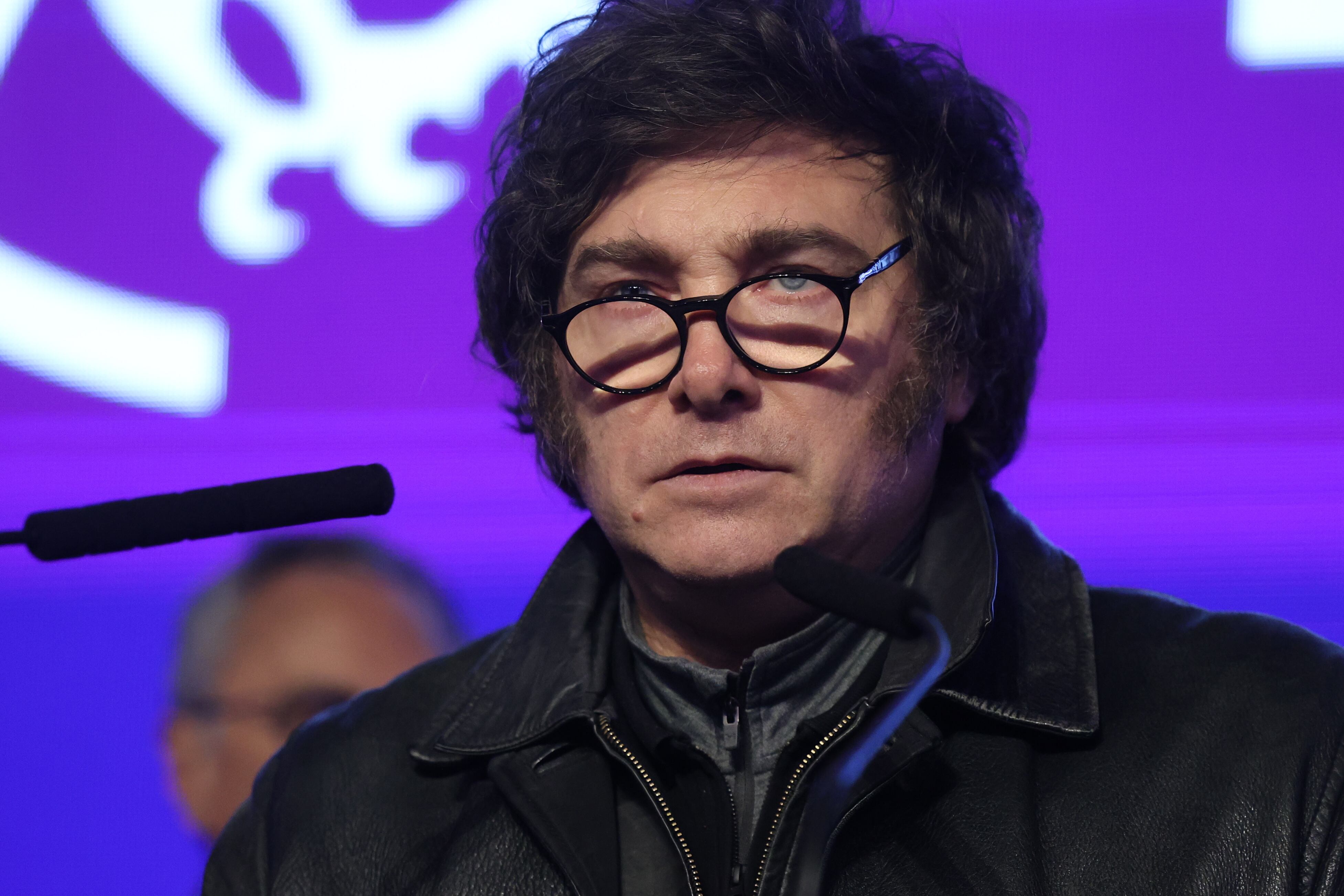 El presidente de Argentina, Javier Milei, habla luego de conocer los resultados electorales de las elecciones legislativas este domingo, en un centro de campaña en La Plata, Buenos Aires (Argentina).