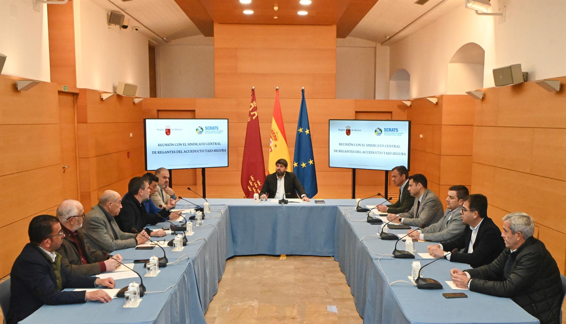 El presidente de la Comunidad, Fernando López Miras, reunido en el Palacio de San Esteban con el presidente del Sindicato Central de Regantes del Acueducto Tajo-Segura (Scrats), Lucas Jiménez, y su junta directiva