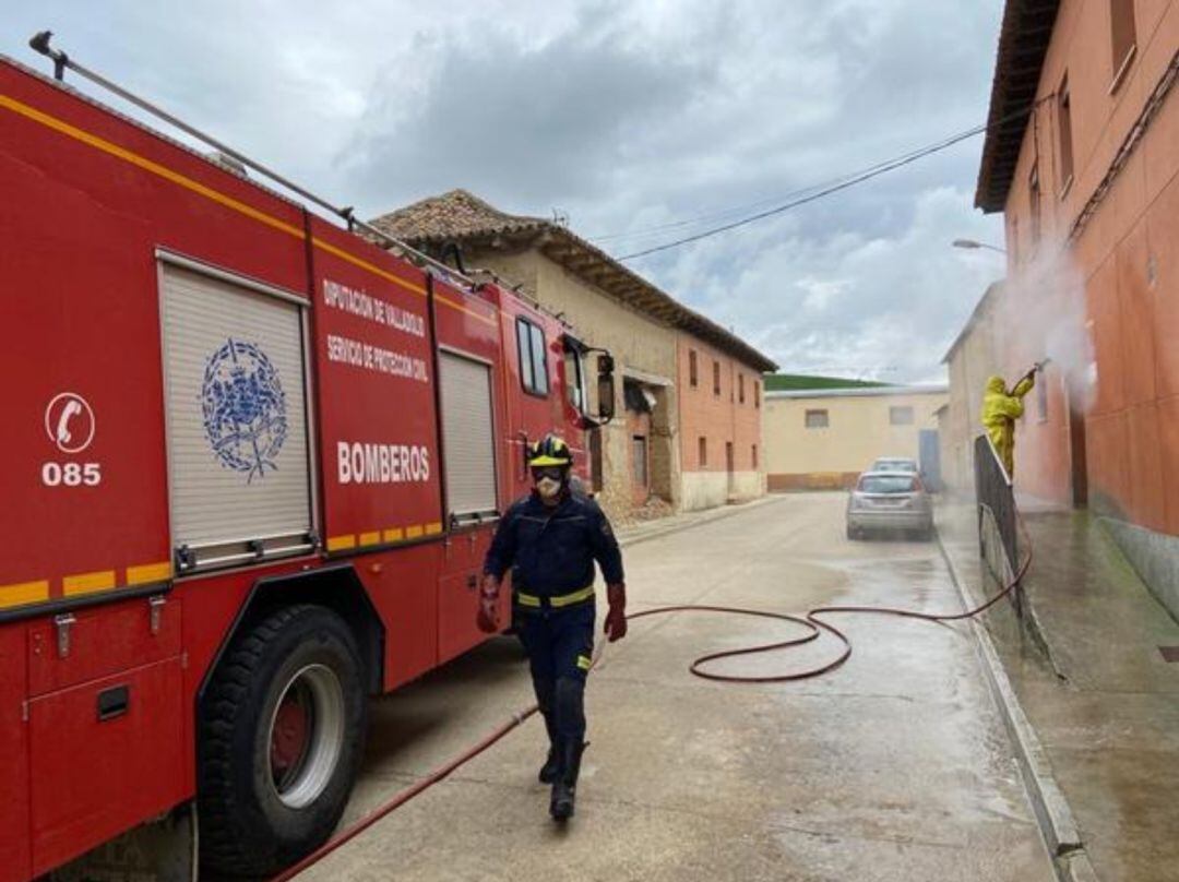 Una dotación de bomberos en un pueblo de la provincia