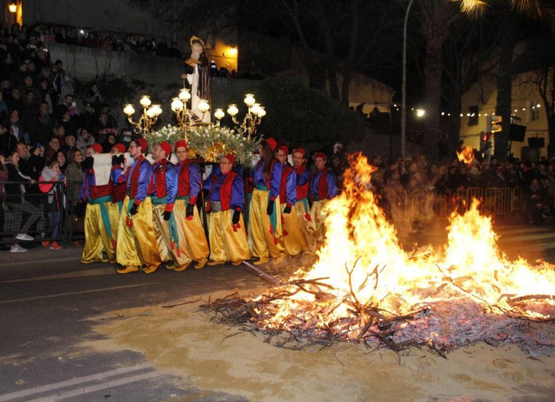 San Antón y la hoguera en su día en Elda