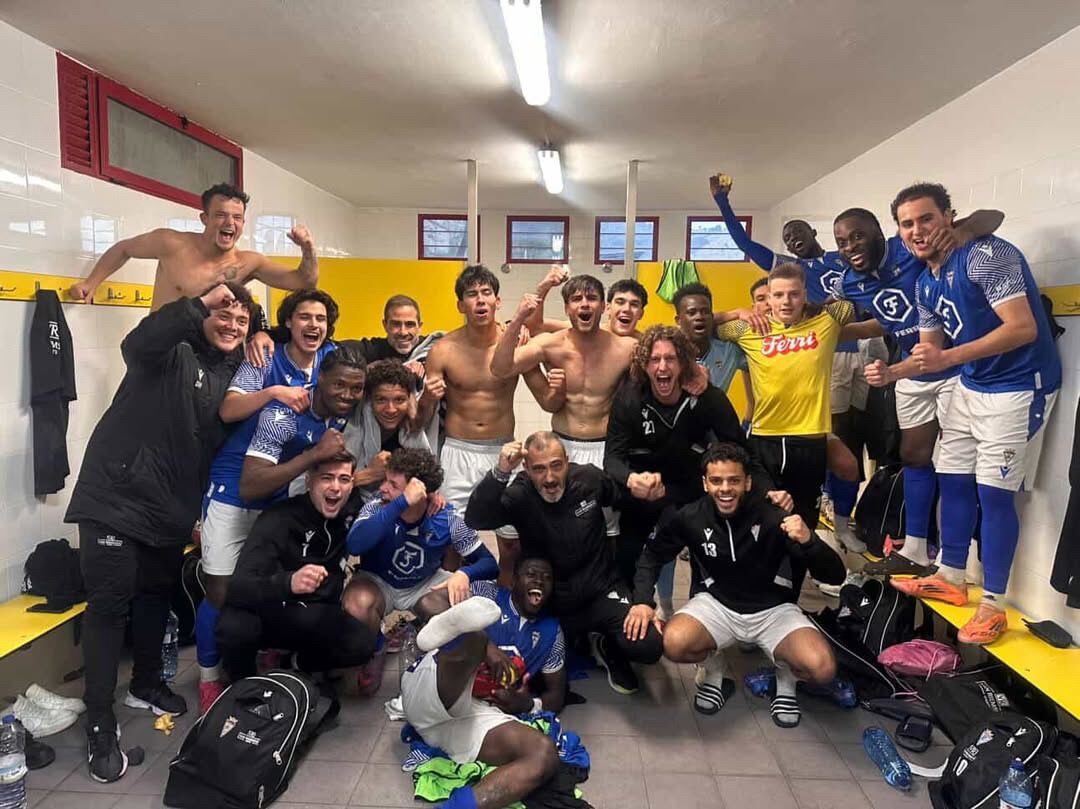 El Villena CF lo celebra en el vestuario