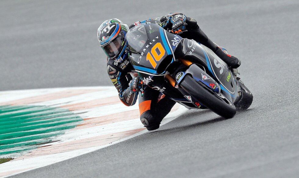 El piloto italiano Luca Marini, del equipo Sky Racin rueda en pista durante las rondas clasificatorias. El italiano consiguió la pole en Moto 2 tras los entrenamientos en el circuito Ricardo Tormo de Cheste (Valencia) donde mañana se disputa la última pru