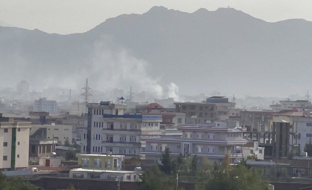 La explosión por un proyectil que ha impactado en una zona residencial cerca del aeropuerto de Kabul, en Afganistán.