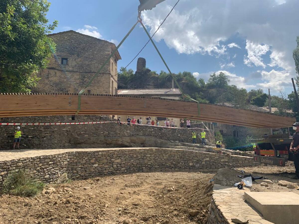 Ya está instalada la pasarela para peatones sobre el barranco de San Miguel