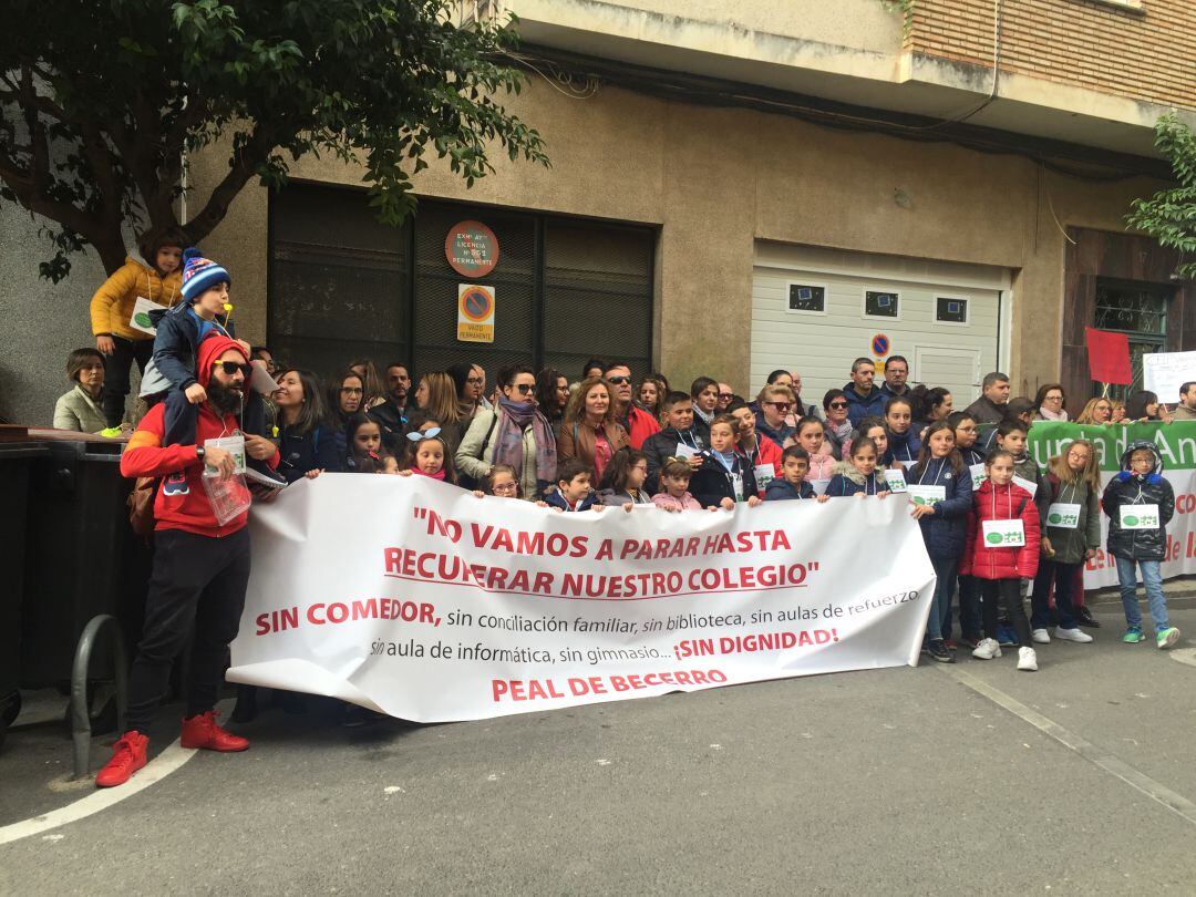 Concentración por el cierre de los comedores escolares. Foto de archivo.