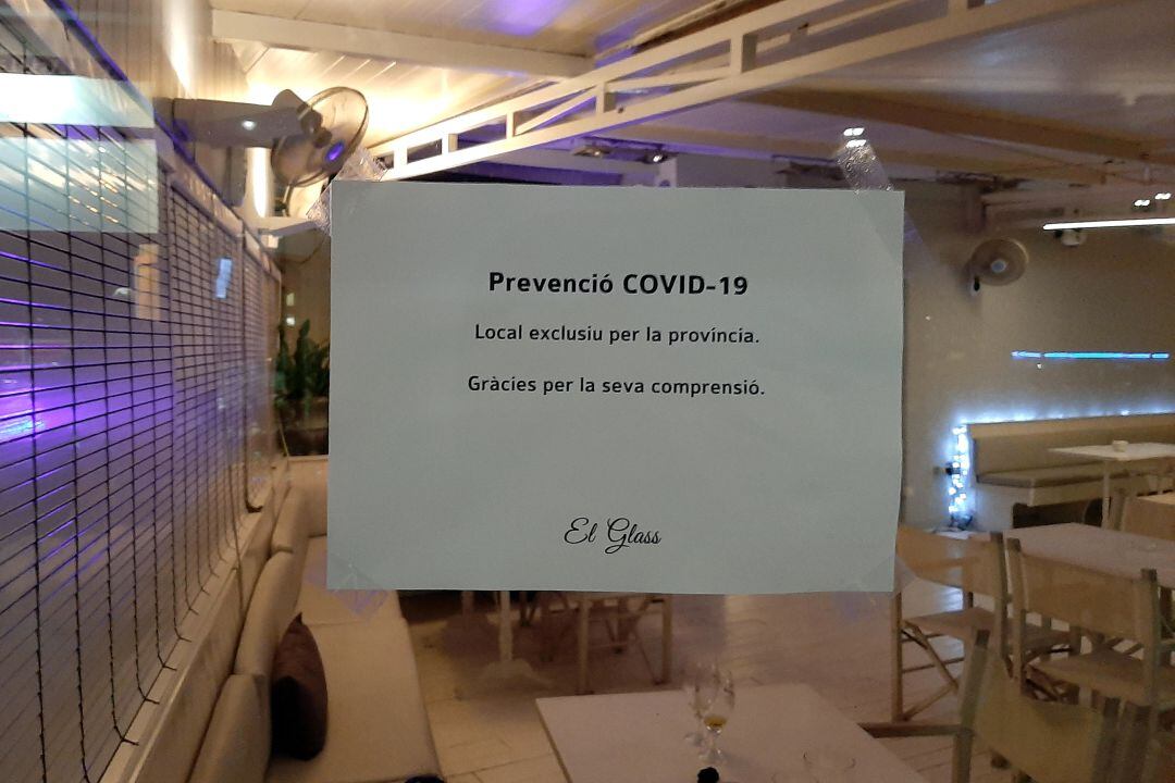 El cartell penjat en un bar de Palamós