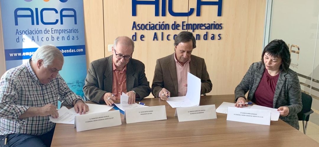 El alcalde de Alcobendas firmando un acuerdo con los representantes de CCOO, UGT y AICA