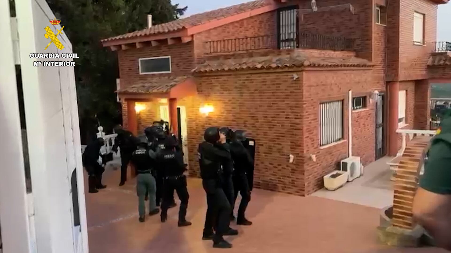 Momento de la operación que permitió desmantelar el narco chalé