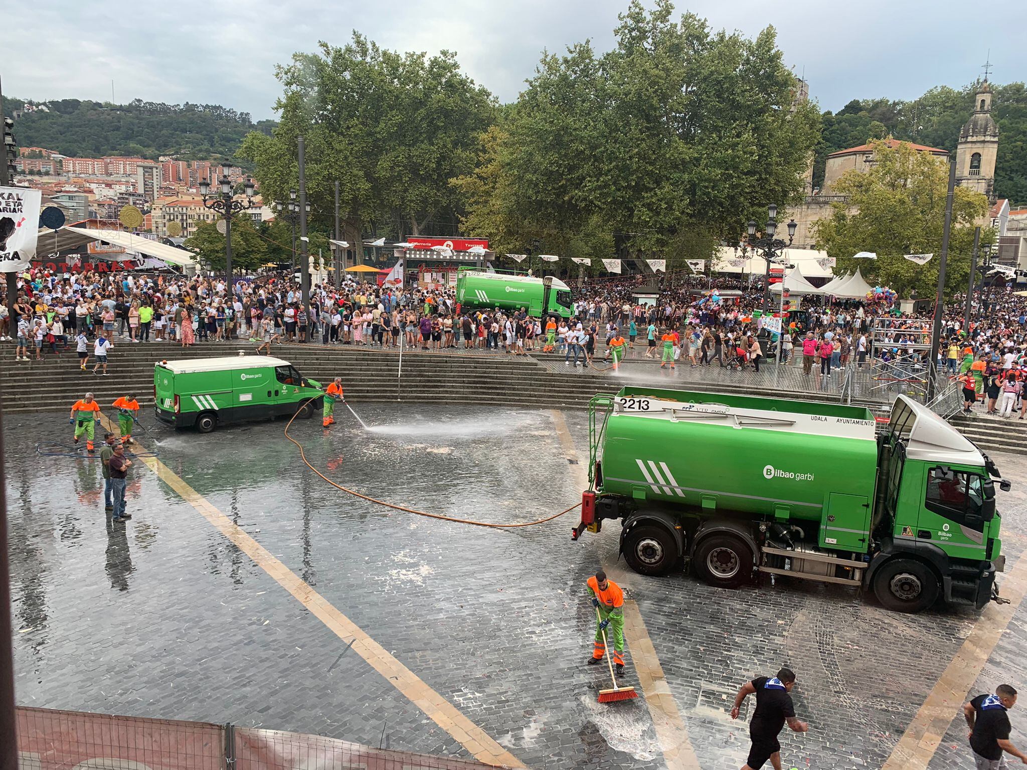 Los servicios de 'Bilbo Garbi' han comenzado con un gran despliegue nada más terminar el Txupin en el Arriaga.