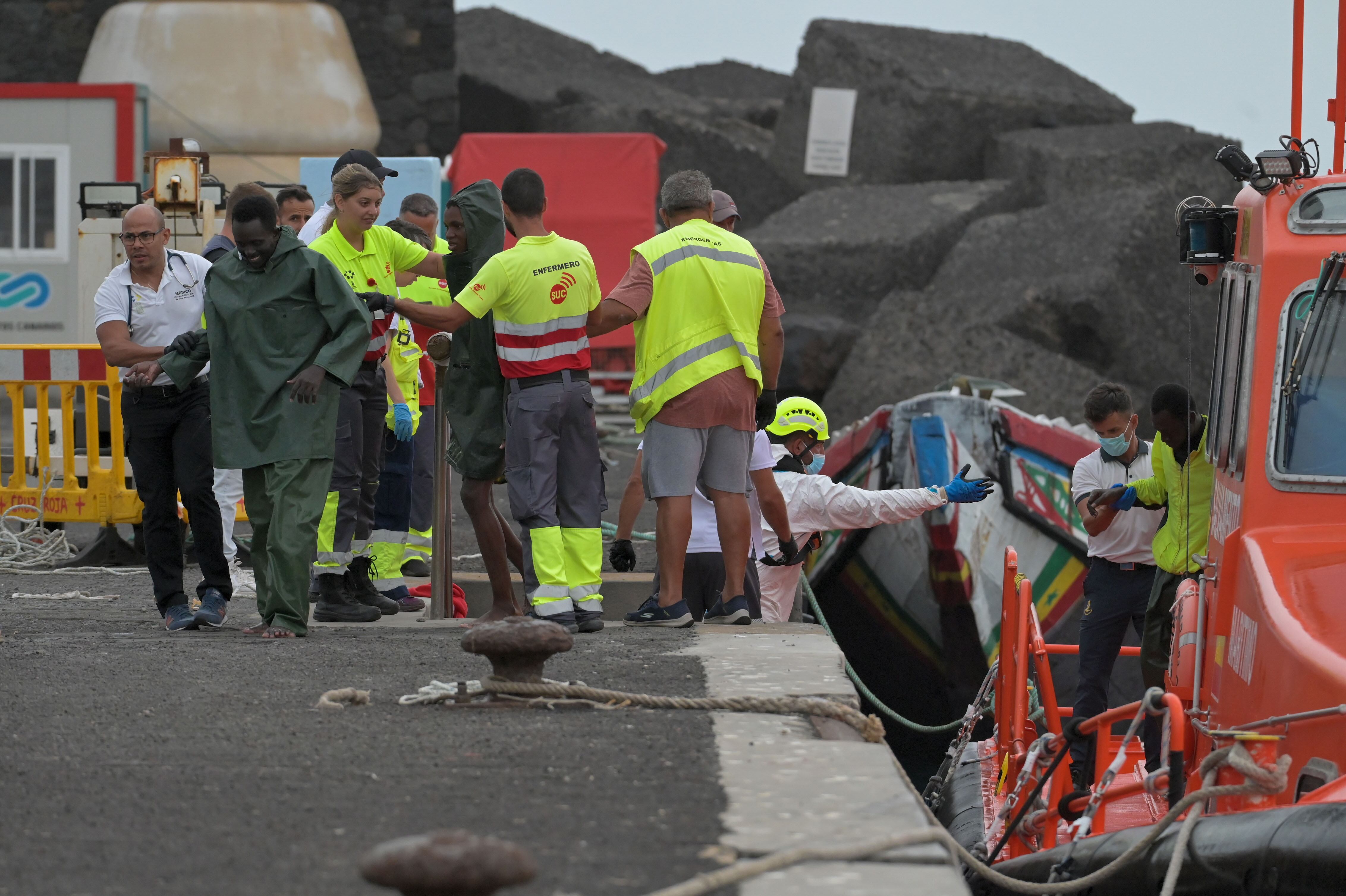 EL PINAR (EL HIERRO), 27/08/2024.- Fotografía de las 59 personas inmigrantes rescatadas este martes de una de las pateras que han llegado a aguas cercanas a El Hierro, y trasladados al puerto de La Restinga, en el municipio de El Pinar, en la isla de El Hierro, para ser atendidos por los equipos de emergencia. EFE/ Gelmert Finol
