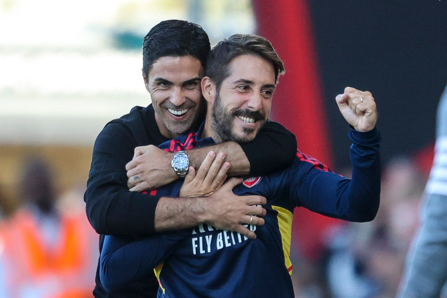 Mikel Arteta se abraza a Nicolas Jover tras el gol de Saliba al Bournemouth. (Photo by Robin Jones - AFC Bournemouth/AFC Bournemouth via Getty Images)