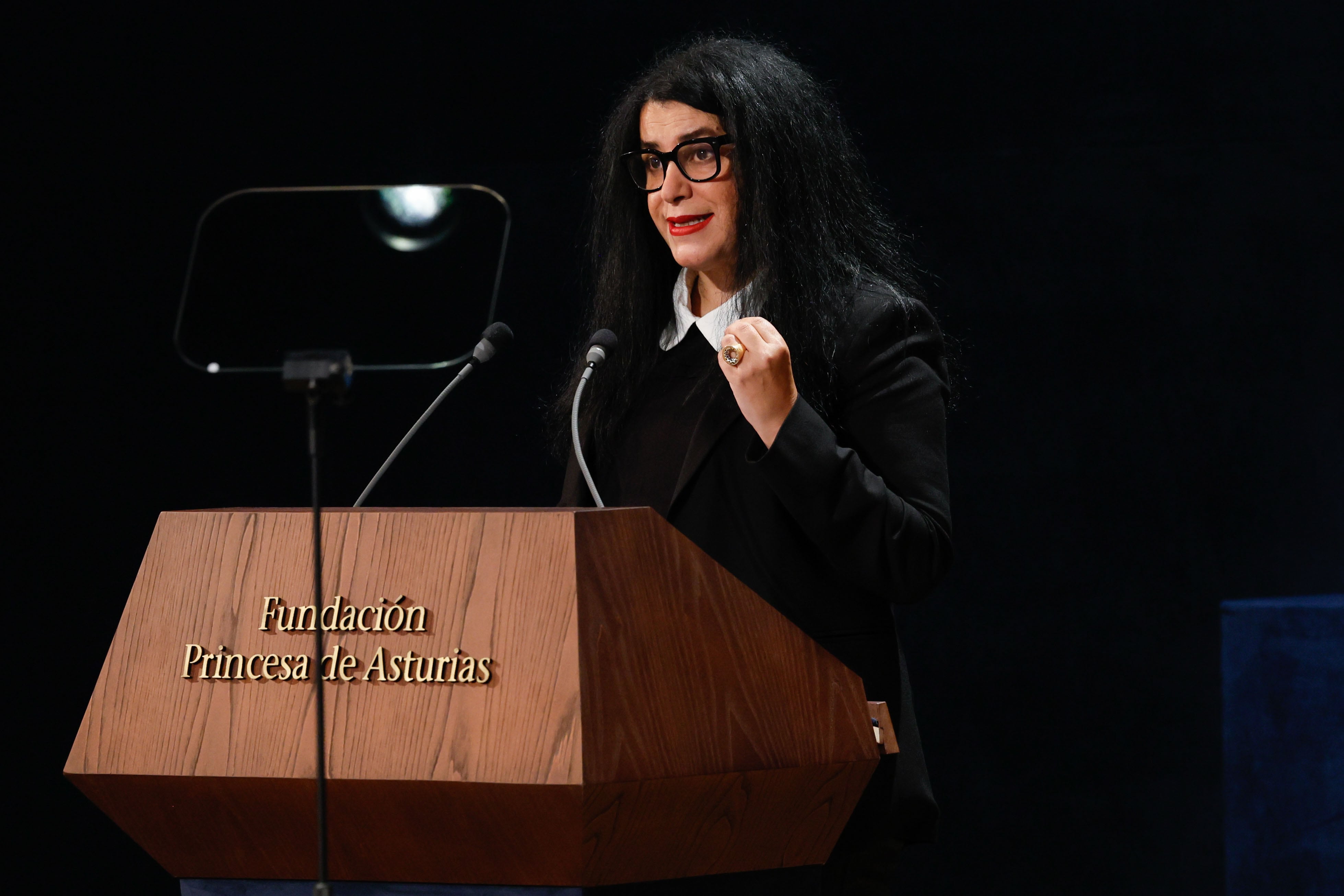 OVIEDO, 25/10/2024.- La historietista y pintora Marjane Satrapi interviene al recibir el Premio Princesa de Asturias de Comunicación y Humanidades durante la ceremonia de entrega de los Premios Princesa de Asturias, este viernes en el Teatro Campoamor de Oviedo. EFE/Ballesteros
