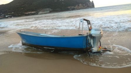 Imagen de la pequeña embarcación en la que iban los dos pescadores, varada en la playa.