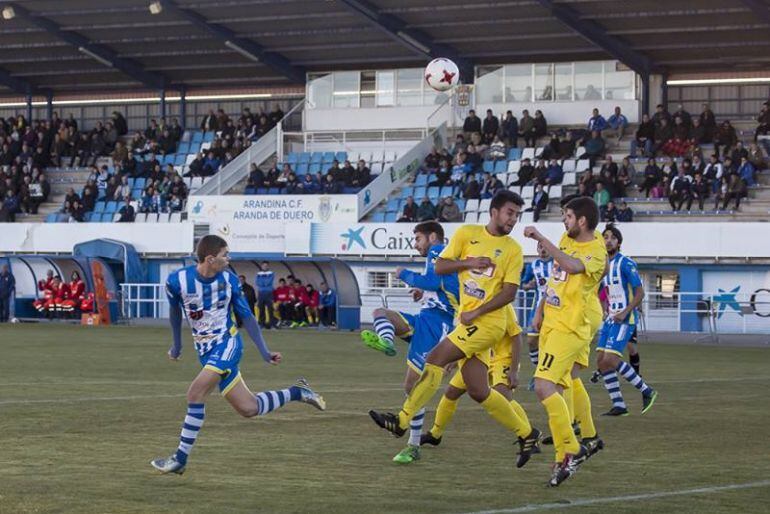 La pareja de zagueros, Pablo -en primer término- y Piña -tras un jugador amarillo-, aún no han renovado.