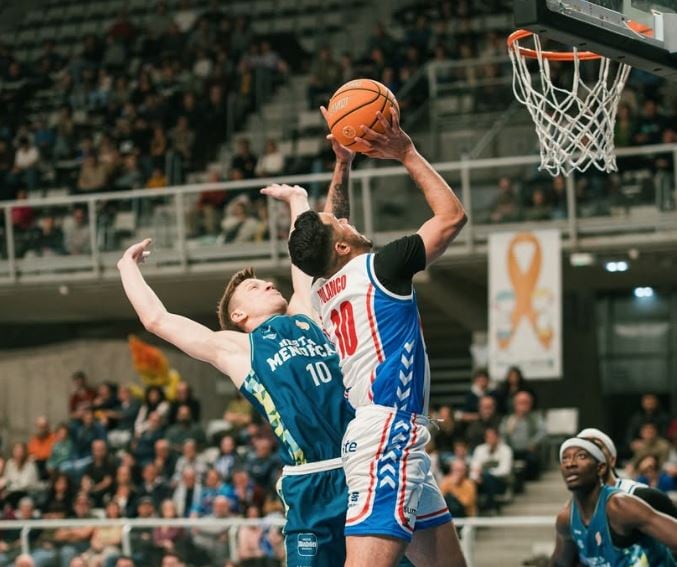 Zurbriggen defensant a un jugador alacantí el passat dissabte.