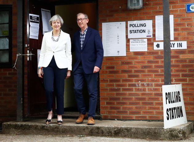 La primera ministra Theresa May con su esposo Philip saliendo de la mesa electoral