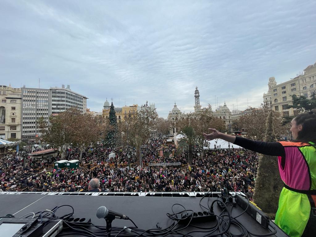 Miles de personas han celebrado la fiesta infantil de fin de año este domingo en València.