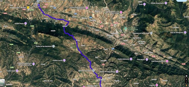 Este sábado comprobamos que varios vehículos de Madrid circulaban por la HU-V-3031 hacia Jaca por indicaciones de su GPS. En ese momento no había corte de tráfico en la vía convencional hacia la A-23