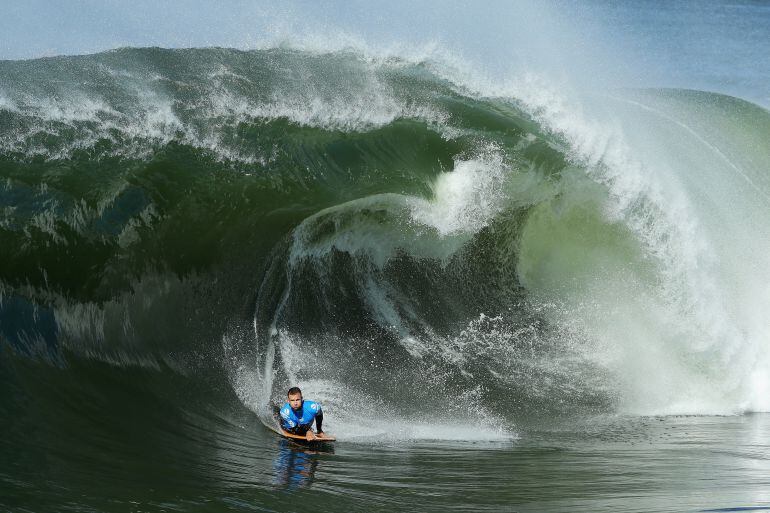 Un surfista surfea en aguas australianas