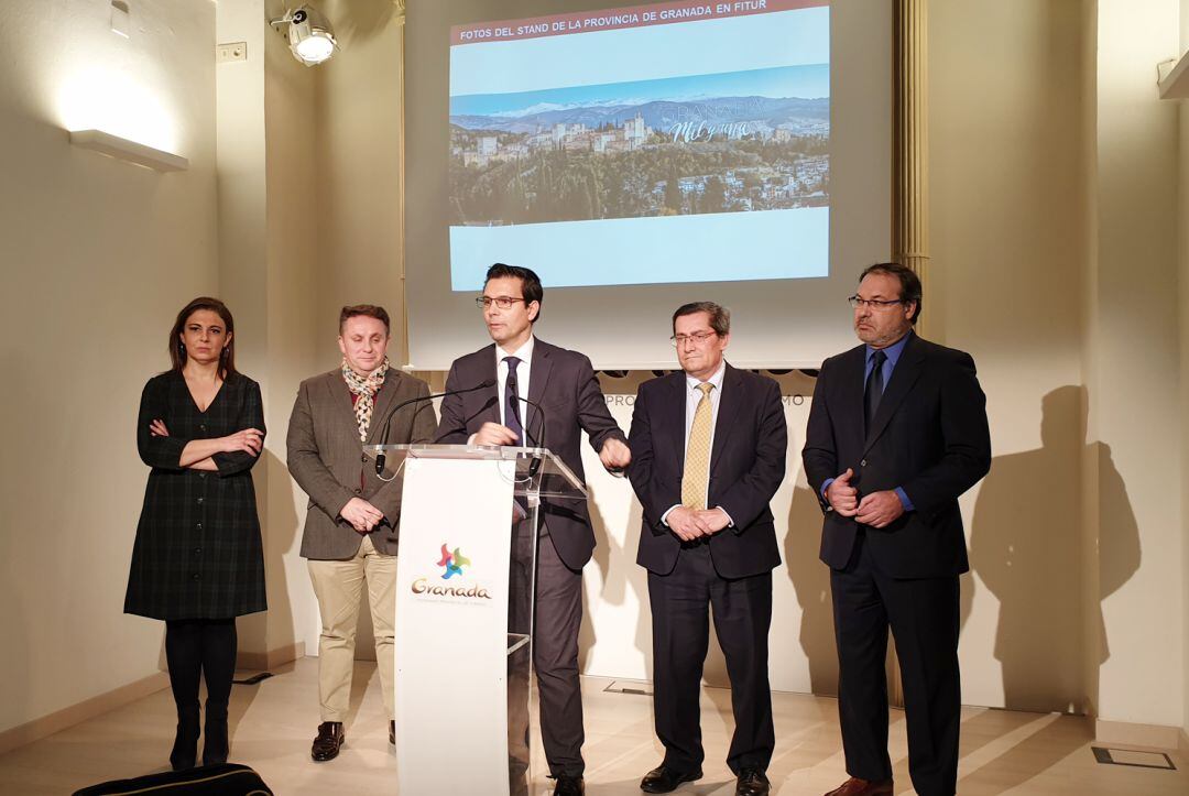 La concejala de Turismo de Granada, el diputado provincial de Turismo, el alcalde de Granada, el presidente de la Diputación y el presidente de la patronal turística provincial en la presentación de la presencia granadina en Fitur 2019