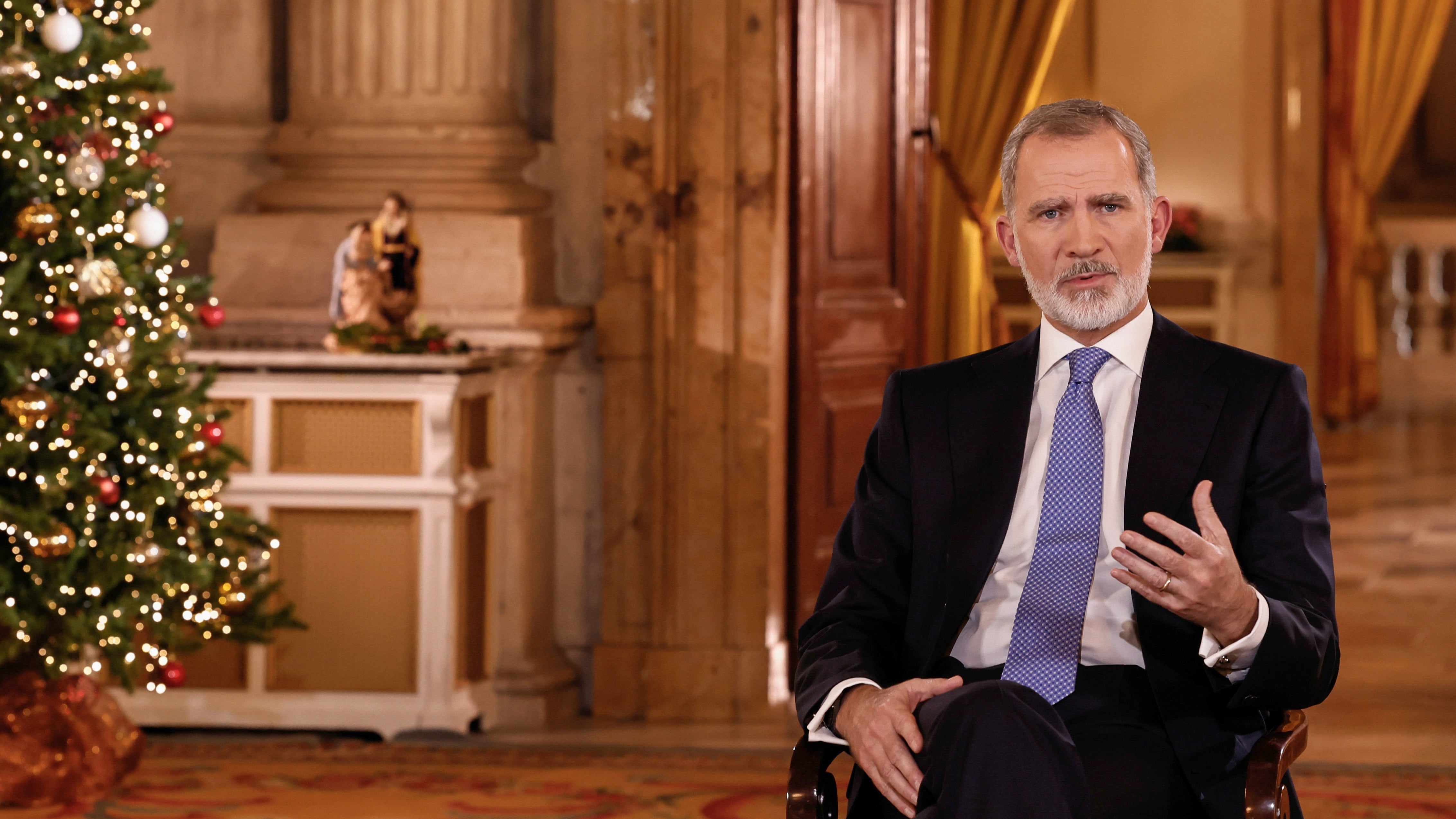 MADRID, 24/12/2024.- Felipe VI en su tradicional mensaje de Navidad, grabado en el Salón de Columnas del Palacio Real. EFE/ Ballesteros   POOL
