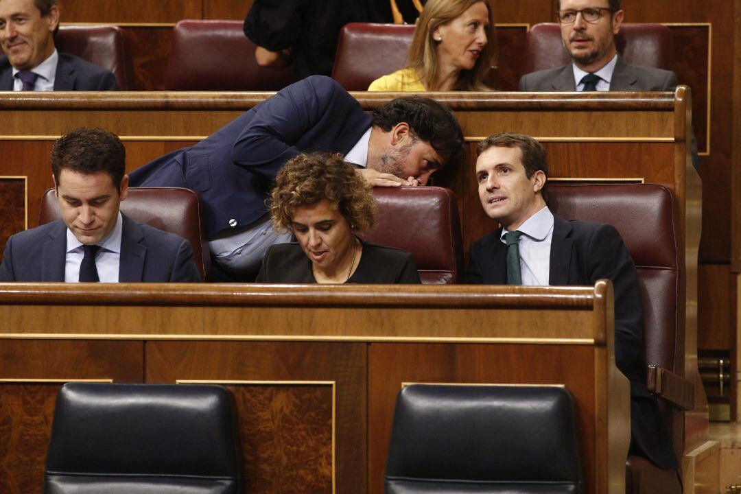 El secretario general del PP, Teodoro García, la portavoz parlamentaria, Dolors Montserrat, y el presidente del partido, Pablo Casado (de izquierda a derecha), en sus escaños.