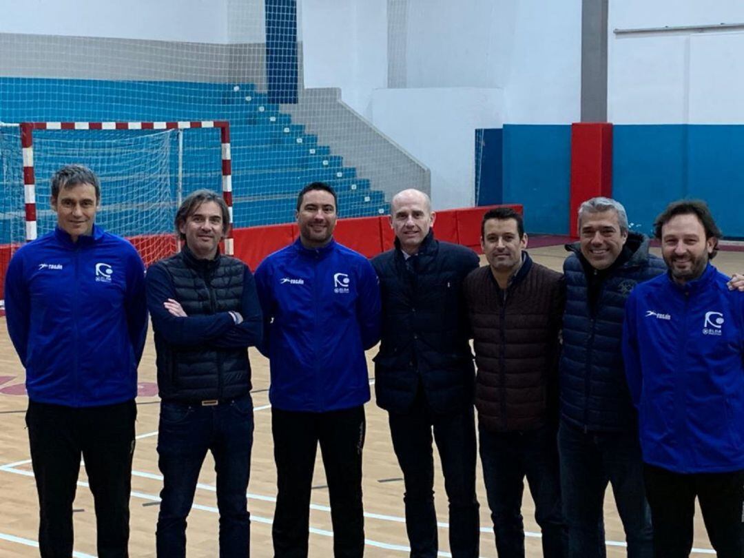 Manolo Pastor (2º Izda) con su candidatura y el cuerpo técnico del club