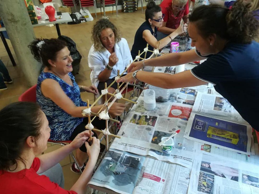 El colectivo comunero de la Feria Renacentista prepara la decoración de sus espacios