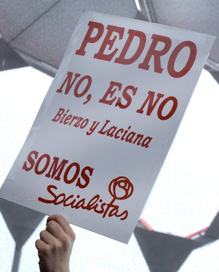 Detalle de uno de los carteles de apoyo al ex secretario general del PSOE y candidato a las Primarias, Pedro Sánchez, durante un acto