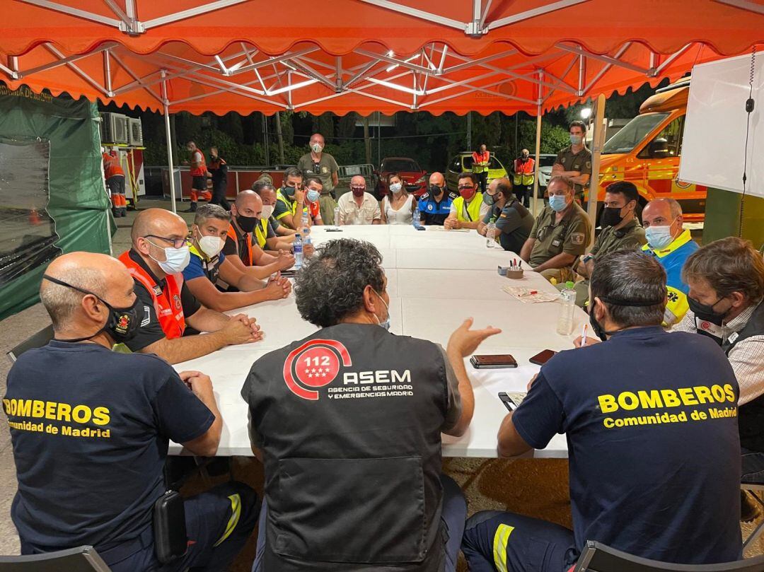 Reunión con todos los intervinientes para coordinar el trabajo de extinción del incendio de Batres
