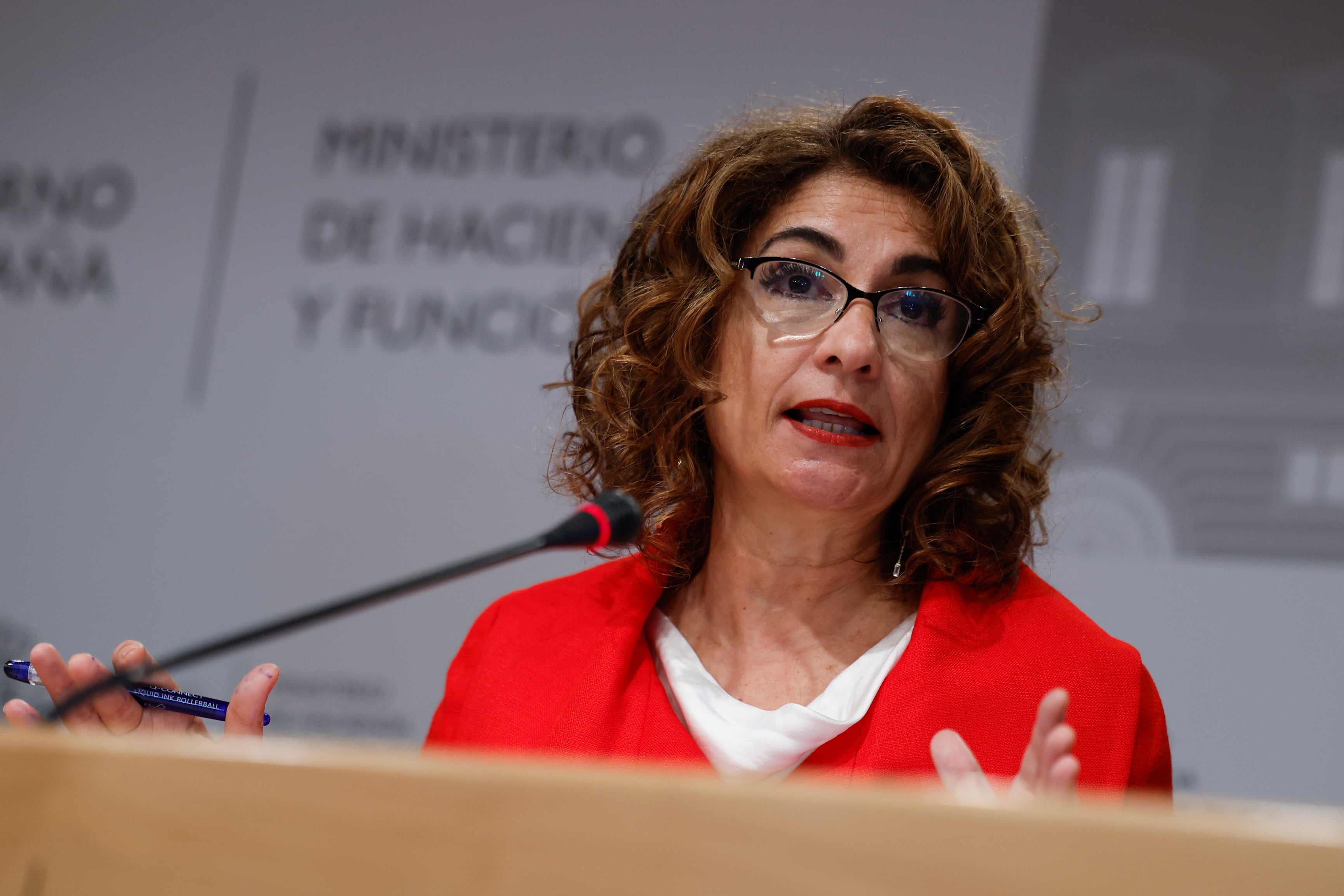 MADRID, 30/03/2023.- La ministra de Hacienda, María Jesús Montero, comparece para presentar los datos de cierre de ejecución presupuestaria 2022 en Madrid, este jueves. EFE/ Daniel González